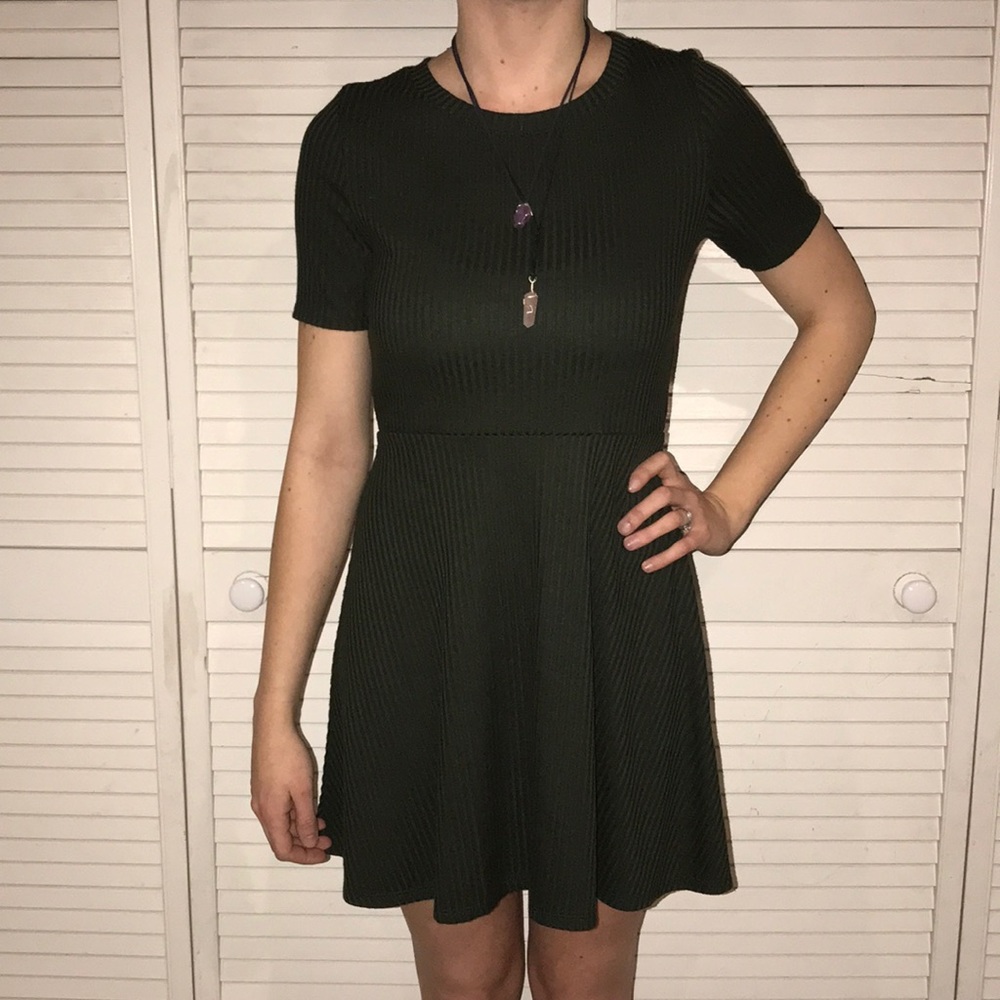 🌿Forever 21 Olive Green Cap-Sleeved Dress🌿